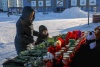 ​Жители НАО приносят цветы и игрушки к стихийному мемориалу в Нарьян-Маре