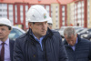 Юрий Бездудный раскритиковал застройщика дома на улице Авиаторов за некачественную работу