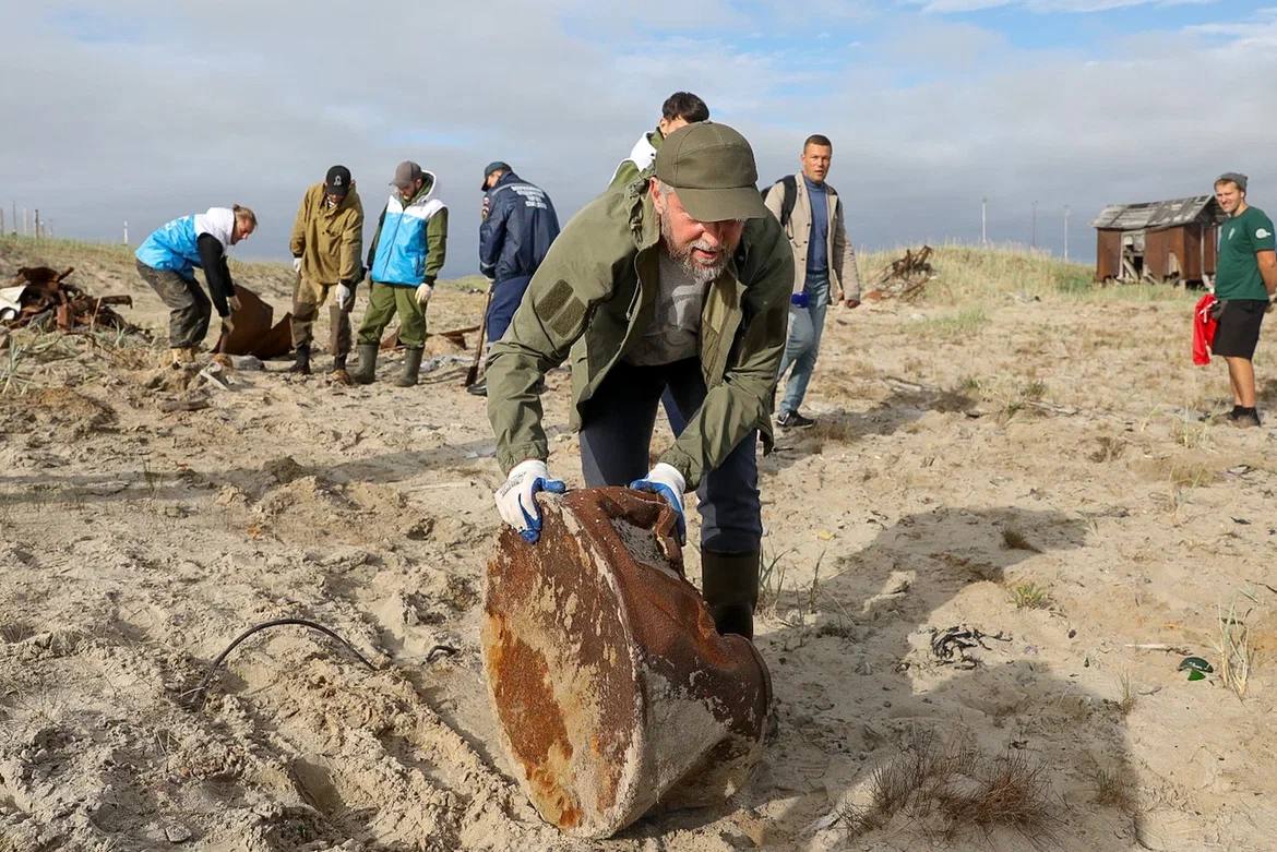 ​В рамках проекта «Чистая Арктика» очистили берег Старого Варандея