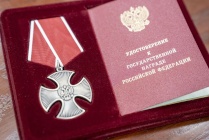 ​Губернатор НАО Ирина Гехт передала родственникам погибших участников СВО награды